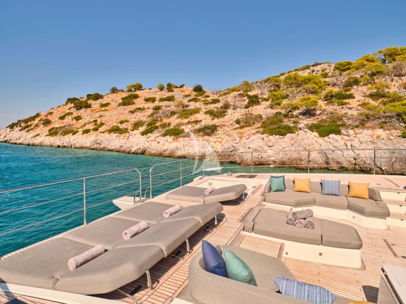 Fore deck sunbathing area