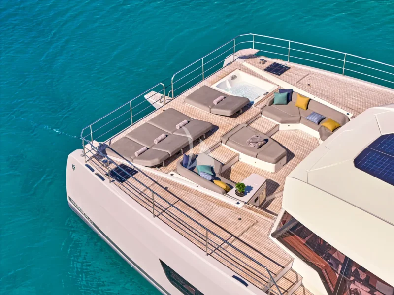 Foredeck with jacuzzi and sunbathing pads