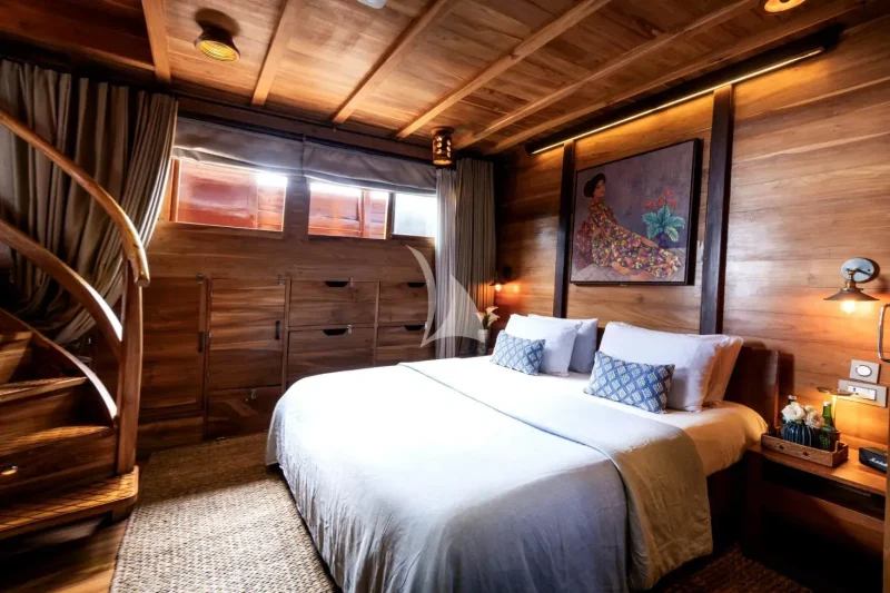 Island suite on main deck aft convertible to twin bed configuration