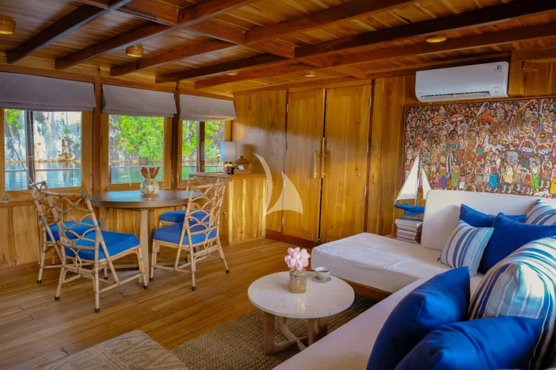 The sky deck library offers a spacious 5x5m lounge and interior dining area 