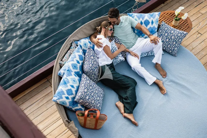 2 large clamshell day beds to soak up the sun and views from the sky deck