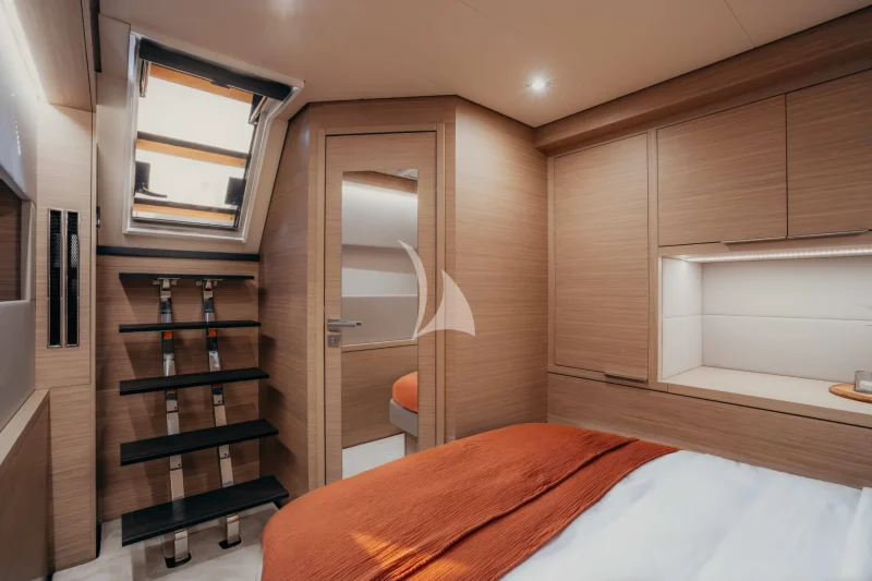 Guest cabin with cockpit access