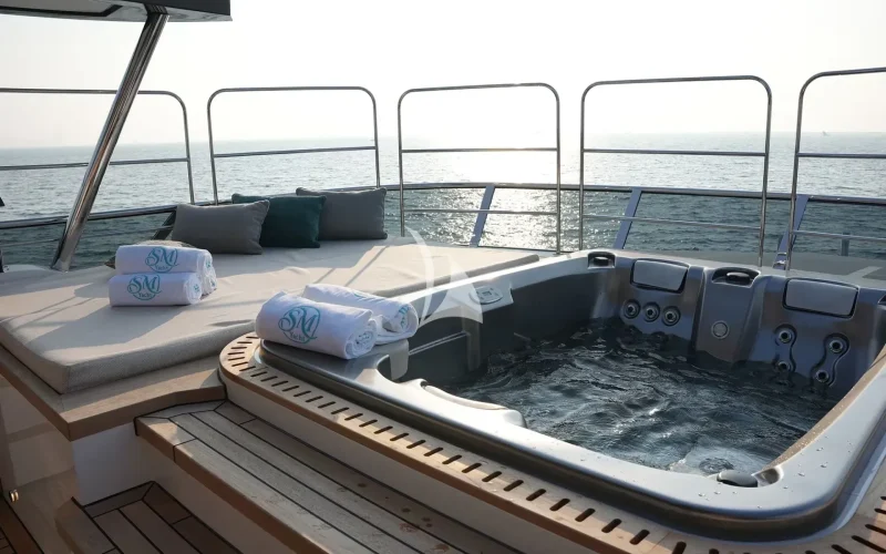 M/Y GEULUNEL Sundeck Jacuzzi