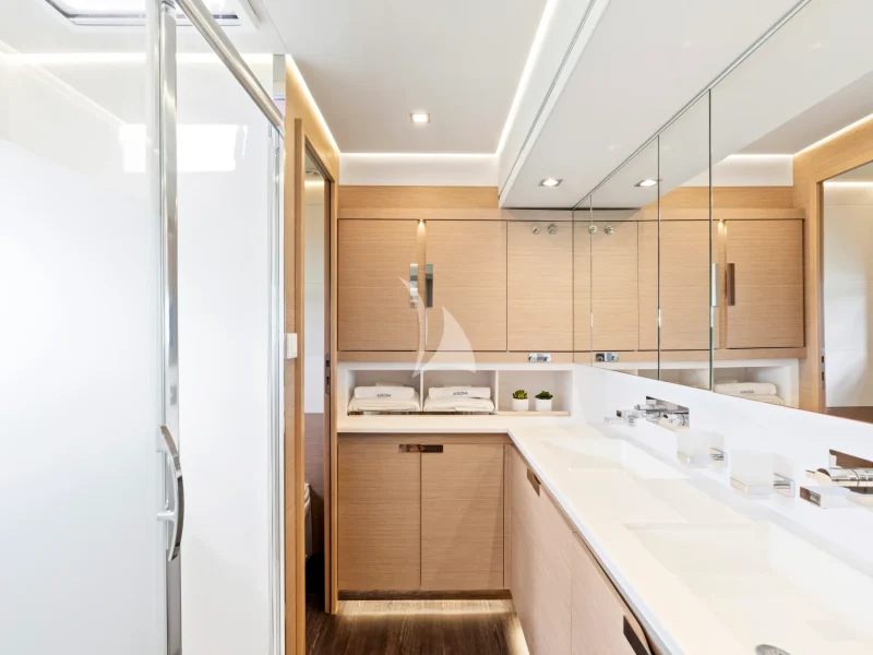 Master's bathroom 