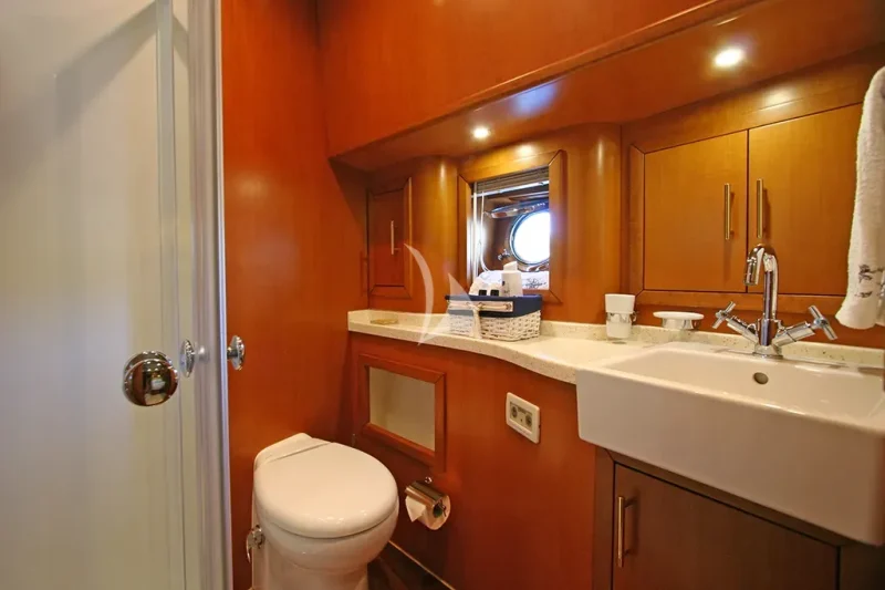 Starboard Double Cabin Bathroom