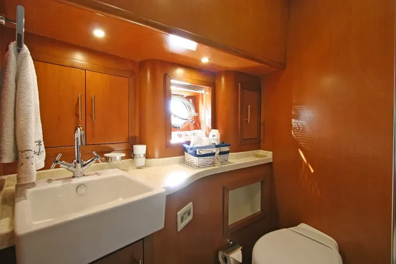 Port Twin Cabin Bathroom