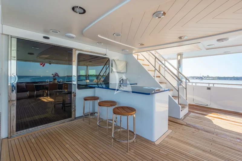 AFT DECK BAR