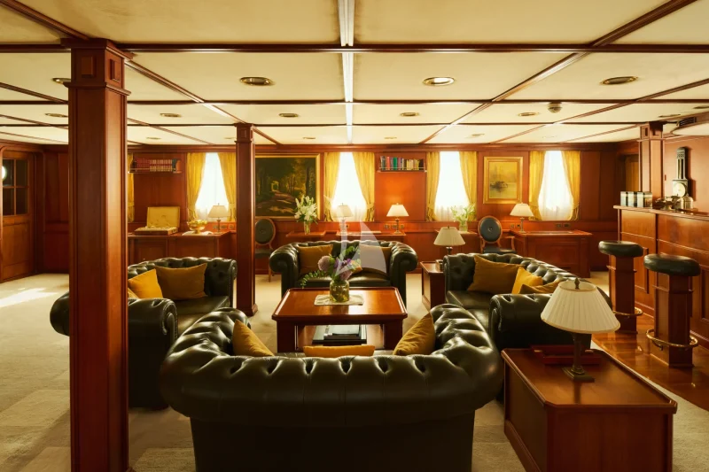 Upper deck interior bar & salon