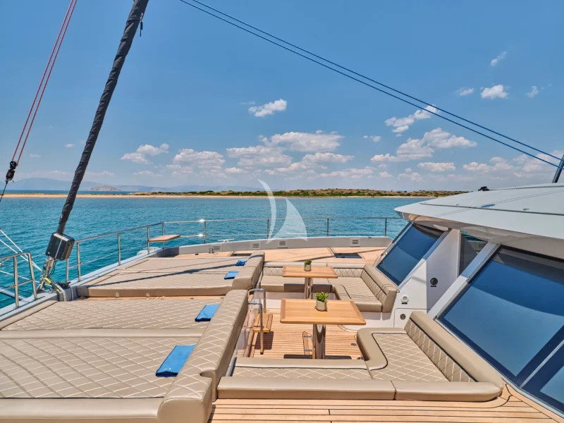 FORE DECK SEATING AREA 