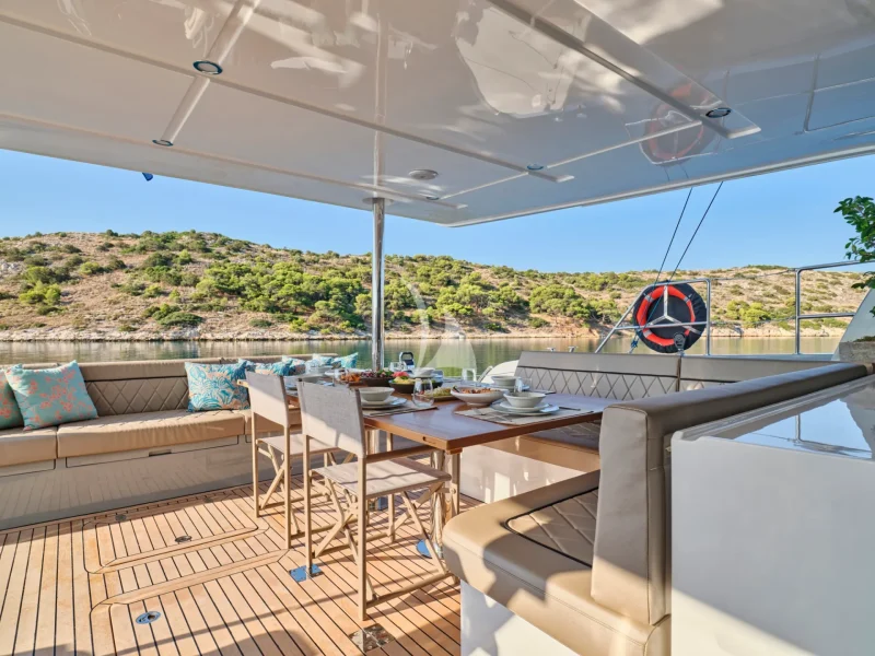 AFT DECK SEATING AREA