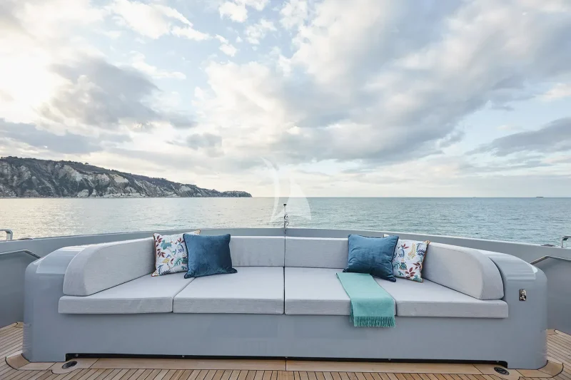 Foredeck lounge