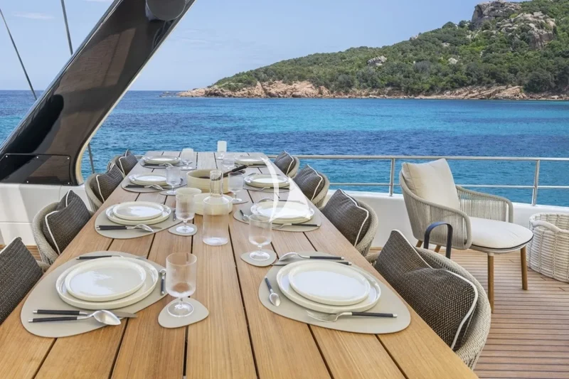 EIGHTY2 sistership - Flybridge table