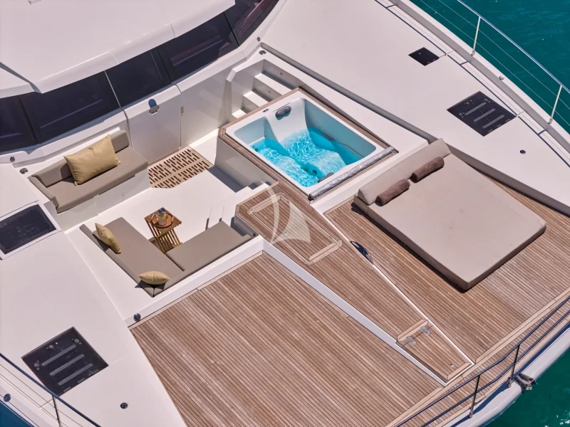 Fore deck seating, sunbathing pad and jacuzzi