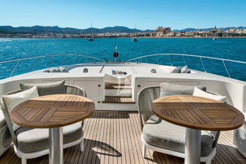 MRS GREY - foredeck seating
