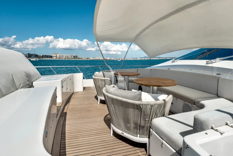 MRS GREY - foredeck seating
