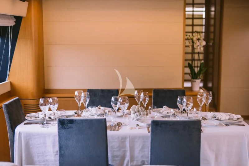 dining table comfortably seats 8 guests