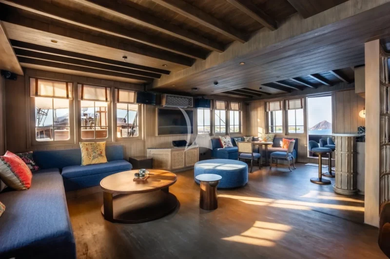 Main deck salon and bar area