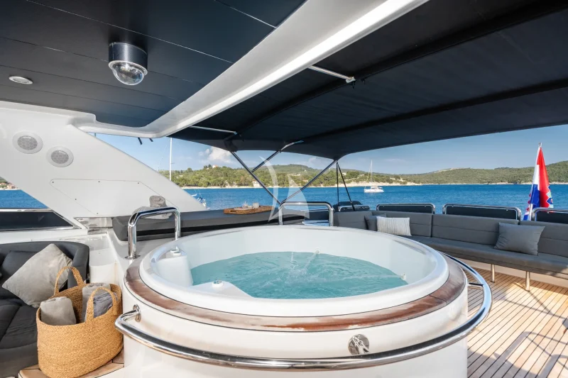 Jacuzzi on the Flybridge