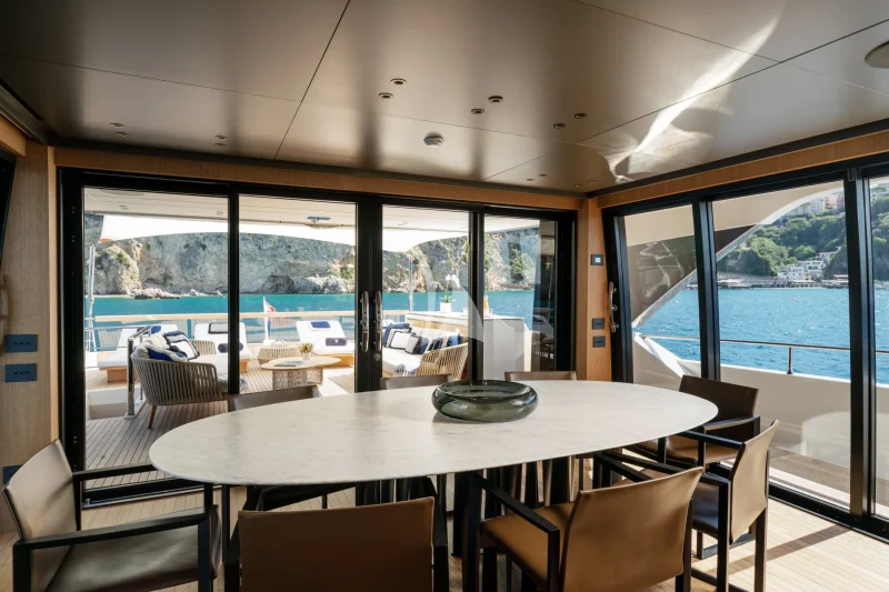 Upper Deck Dining - Wraparound opening windows 