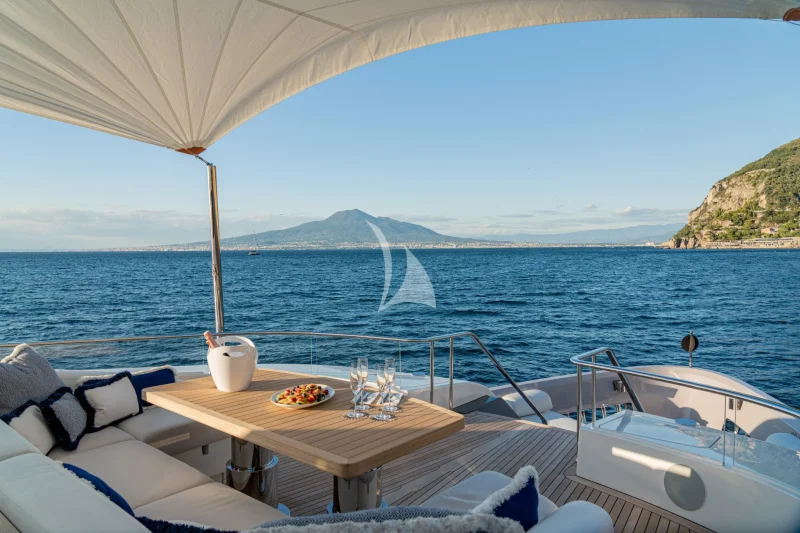 Foredeck - Table set-up 