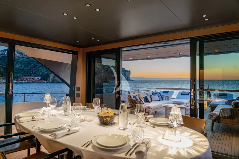 Upper Deck Dining - Wraparound opening windows 