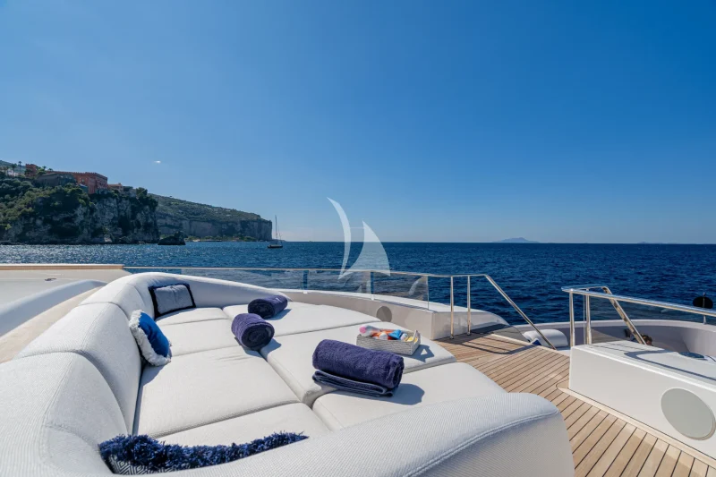 Foredeck - Sunbed set-up
