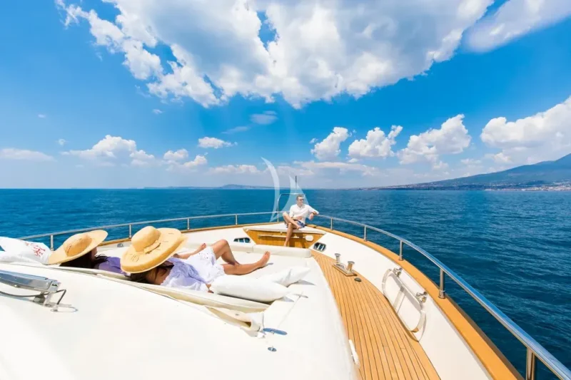 Foredeck solarium