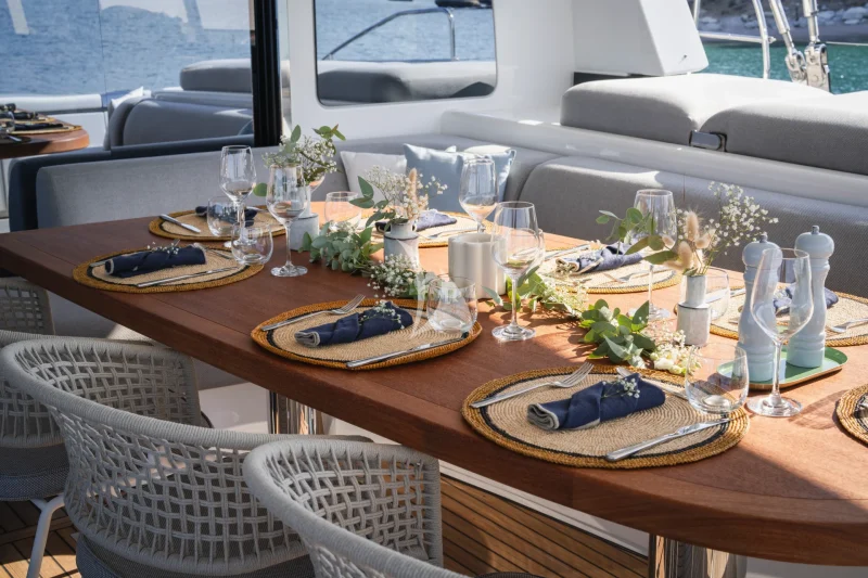 LA DESIRADE - COCKPIT TABLE