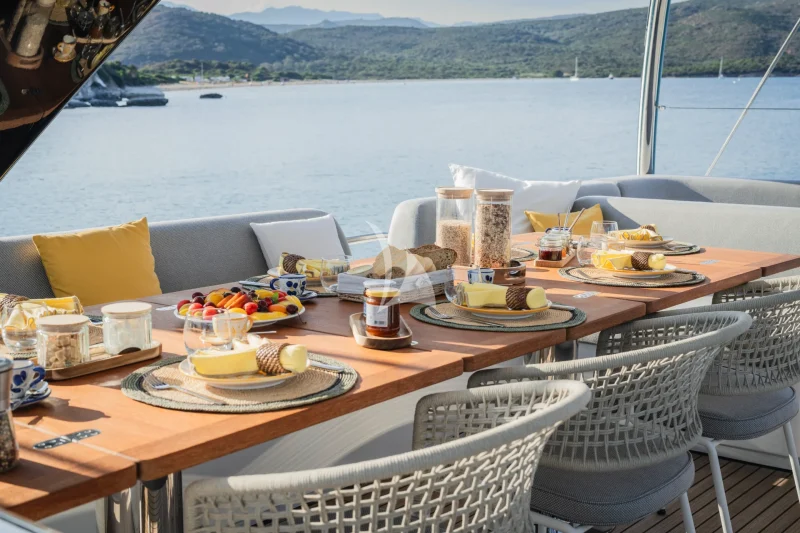 LA DESIRADE - FLYBRIDGE TABLE