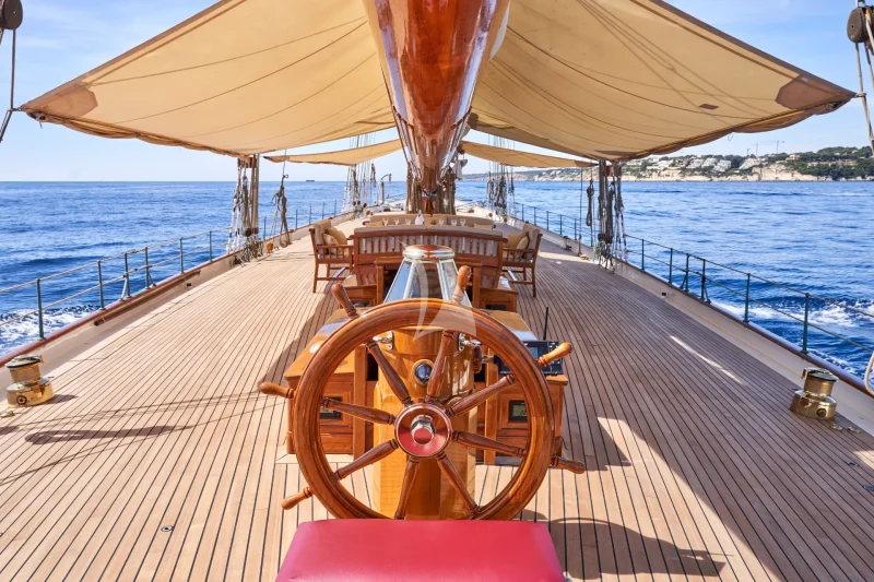 Uncluttered decks 
