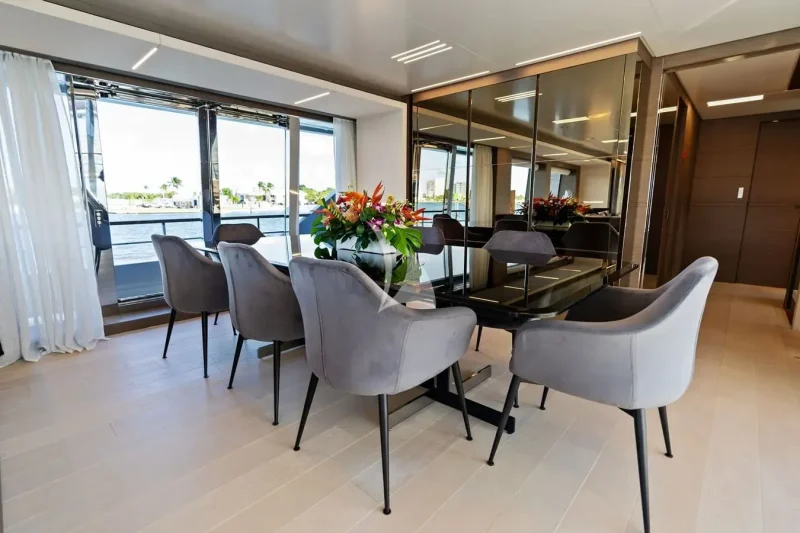 SALON DINING