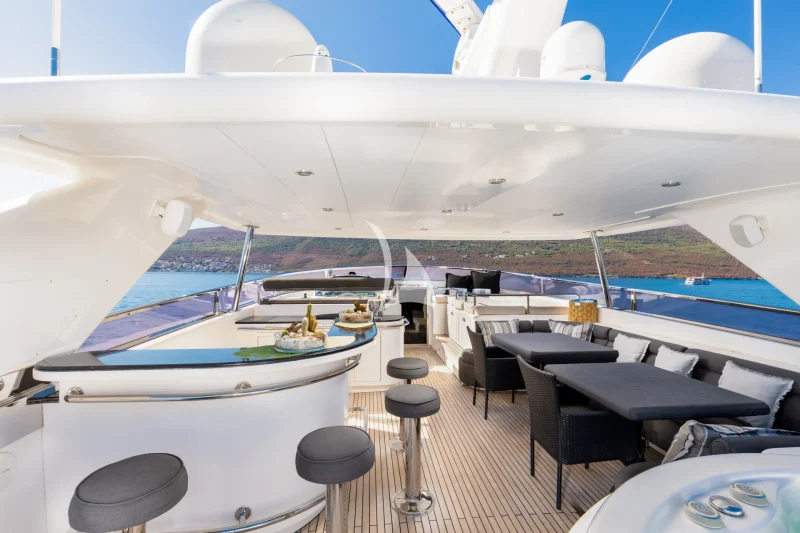 Sundeck bar and dining