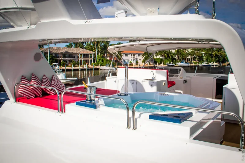 Jacuzzi on flybridge 
