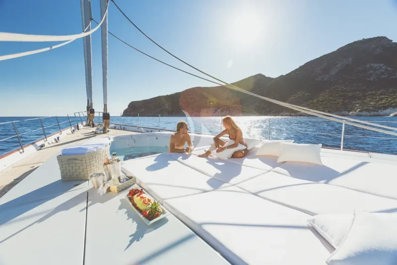 Foredeck Jacuzzi sunpads