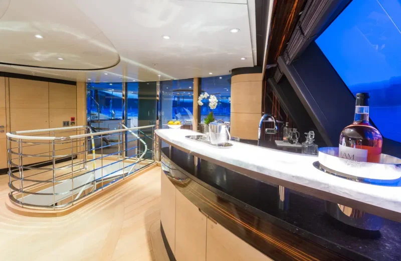 Main salon  - bar
