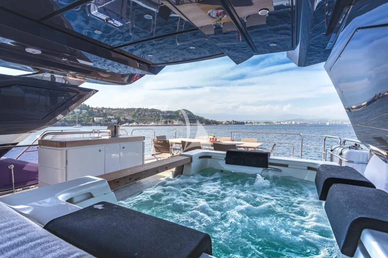 Deck Jacuzzi