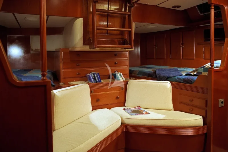 Stern twin cabin
