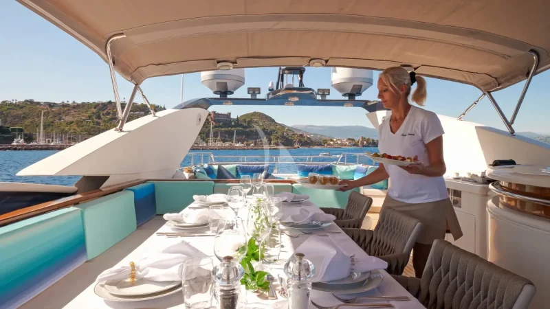 Flybridge dining