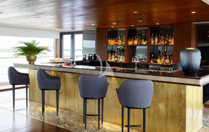 Upper deck bar