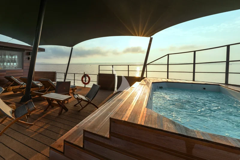 Outdoor lounge and jacuzzi