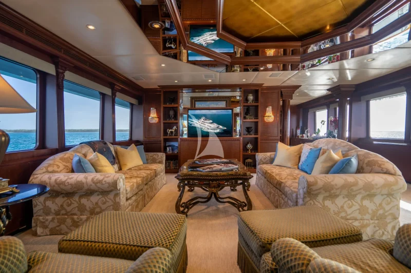 Main salon forward
