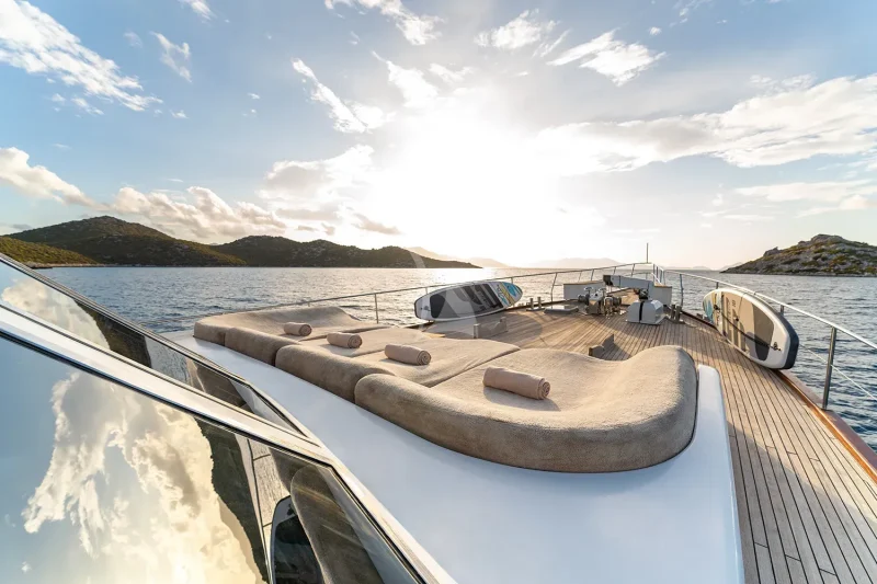 Sunbathing Area and Foredeck