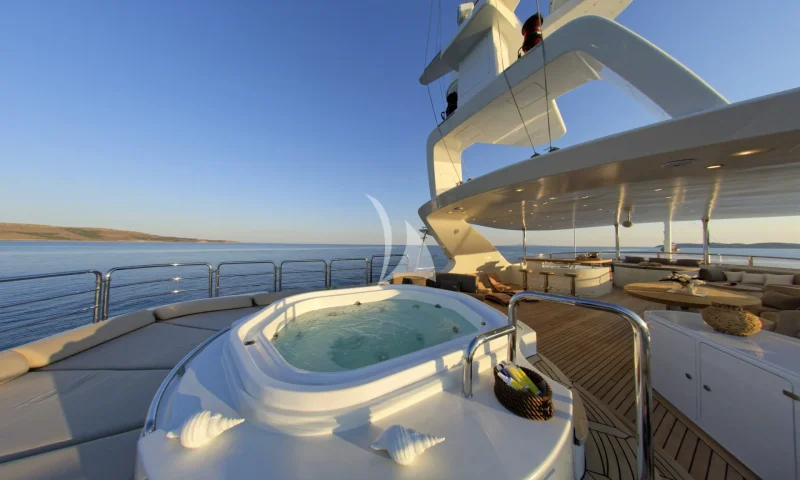 Sundeck Jacuzzi 