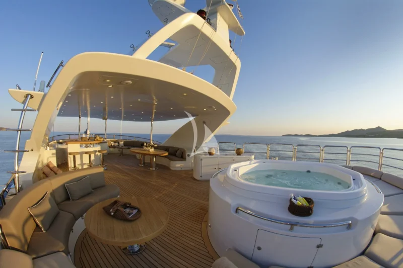 Sundeck Jacuzzi 