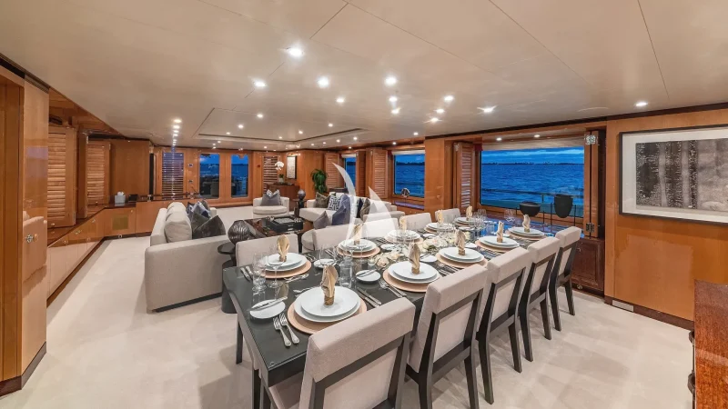 Main deck dining