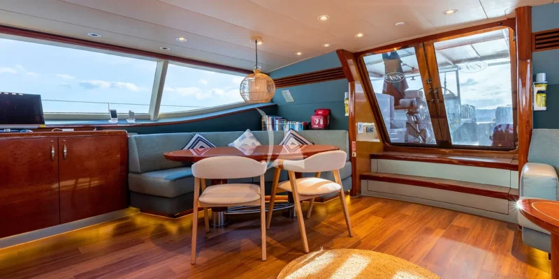 THANDEKA - Upper Saloon
