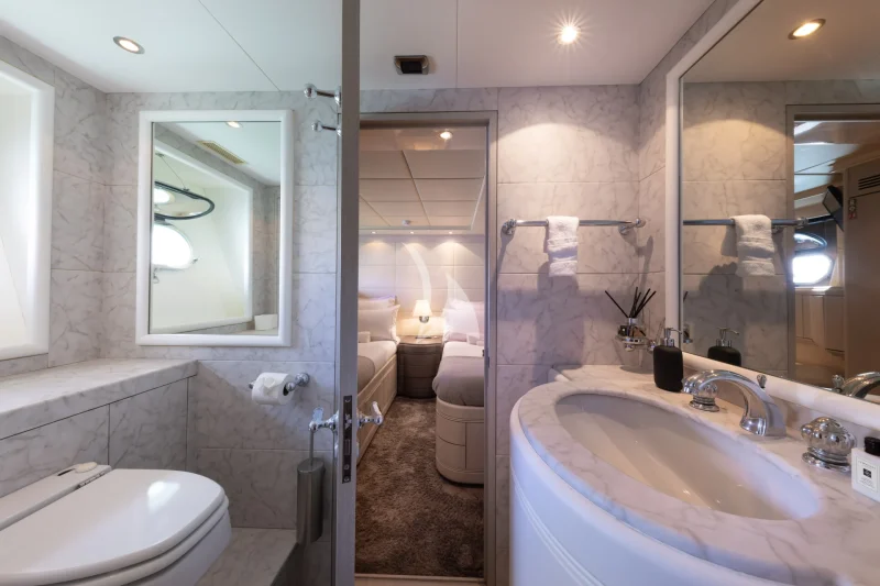 M/Y LAUREN V Twin cabin bathroom 