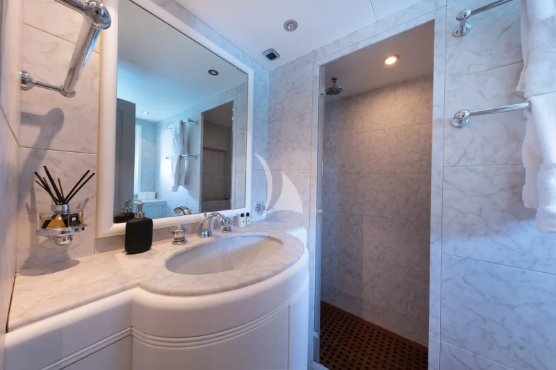 M/Y LAUREN V Twin cabin bathroom 