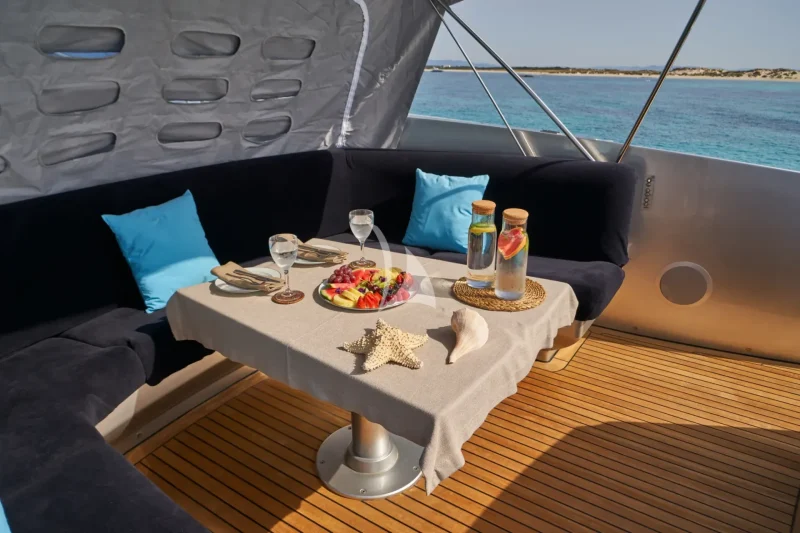 Forward dining nook