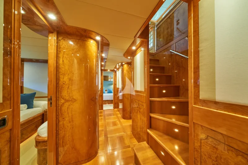 Aisle lower deck